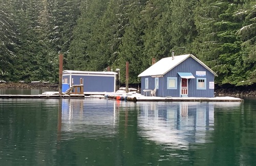 Regional District of Mount Waddington Cabina | Rustic Floating Home