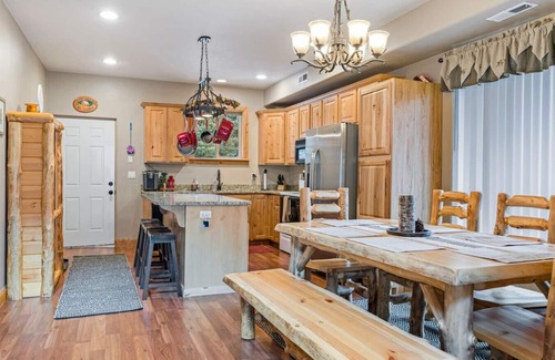 Meadow View Heights Cabaña | Rustic Forest Retreat