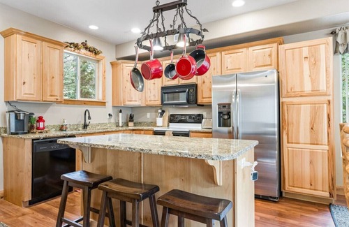 Meadow View Heights Cabaña | Rustic Forest Retreat