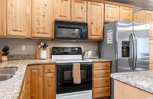 Meadow View Heights Cabaña | Rustic Forest Retreat