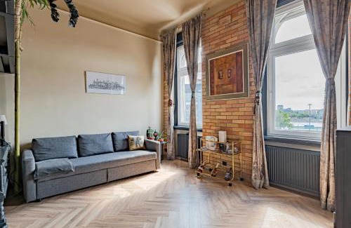 Ferencvaros Apartamento | Rustic Gallery Apartment with Panoramic View and AC