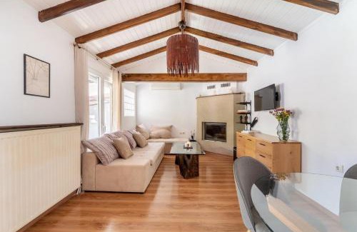 Kropia Apartamento | Rustic Garden Cabin