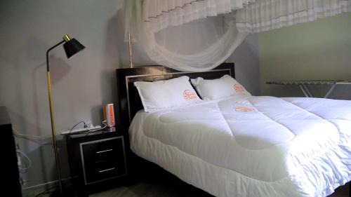 Kampala Cama Y Desayuno | Rustic Gardens Bed & Breakfast Kitunzi Lungujja