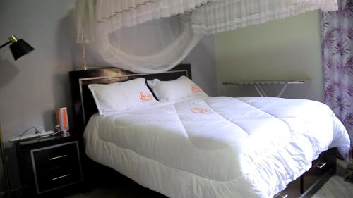 Kampala Cama Y Desayuno | Rustic Gardens Bed & Breakfast Kitunzi Lungujja