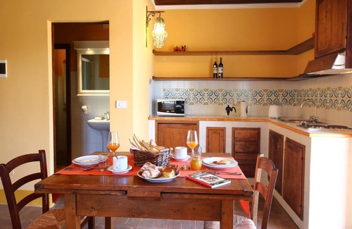 Assisi Casa | Escapada rústica con piscina y jardín