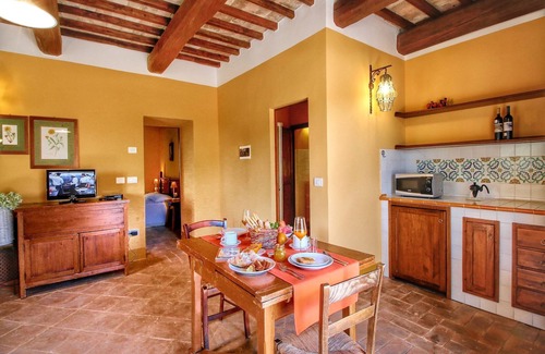 Assisi Casa | Escapada rústica con piscina y jardín