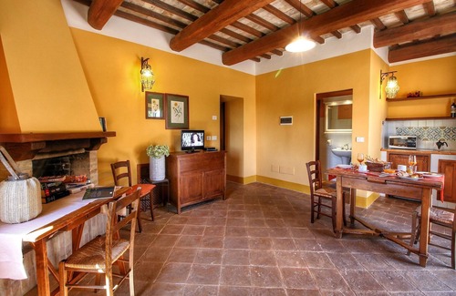 Assisi Casa | Escapada rústica con piscina y jardín