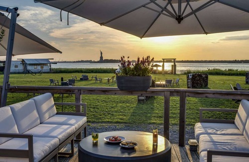 Manhattan Cabina | Rustic Glamping w/ Michelin Restaurant & NYC Views