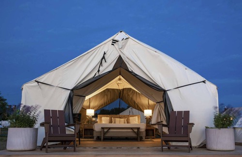 Manhattan Cabina | Rustic Glamping w/ Michelin Restaurant & NYC Views
