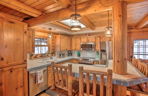Coeur d'Alene Cabina | Rustic Gotham Bay Cabin on Lake Coeur d'Alene