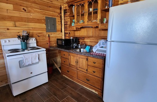 Pineville Cabina | Rustic Haven in the Woods: Intimate Getaway for Two with Charming Amenities!