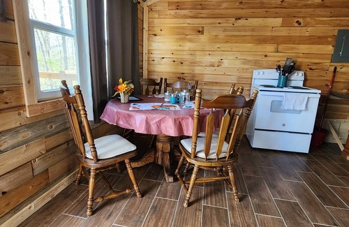 Pineville Cabina | Rustic Haven in the Woods: Intimate Getaway for Two with Charming Amenities!