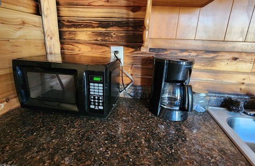 Pineville Cabina | Rustic Haven in the Woods: Intimate Getaway for Two with Charming Amenities!