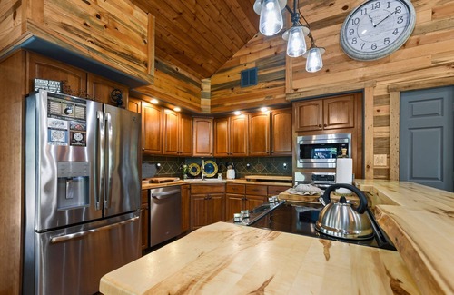 Sevierville Cabina | Rustic Hideaway 4 Bedroom Cabin by RedAwning
