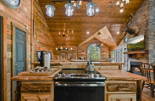 Sevierville Cabina | Rustic Hideaway!