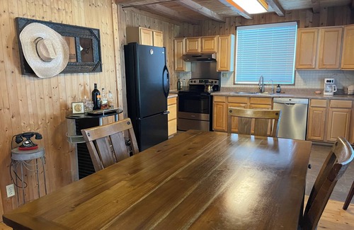 Mineral Wells Cabina | Rustic Hillside Cabin near Mineral Wells - 2 bedrooms, Brazos River Access