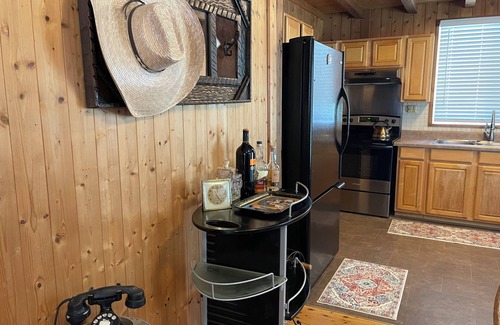 Mineral Wells Cabina | Rustic Hillside Cabin near Mineral Wells - 2 bedrooms, Brazos River Access