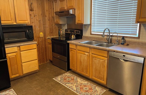 Mineral Wells Cabina | Rustic Hillside Cabin near Mineral Wells - 2 bedrooms, Brazos River Access