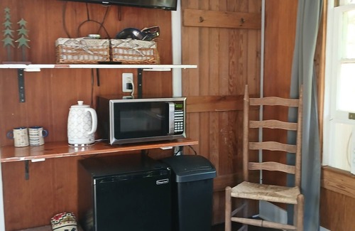 Gerton Cabaña | Rustic Hillside Hideaway. A cozy cottage perfect for 2! Hikers paradise! Hot tub