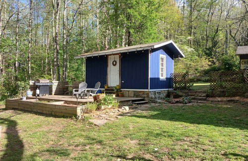 Gerton Cabaña | Rustic Hillside Hideaway. A cozy cottage perfect for 2! Hikers paradise! Hot tub