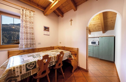 Vigo di Fassa Apartamento | Apartamento vacacional rústico "Villa Mazzel" con Wi-Fi, balcón y vistas a la montaña