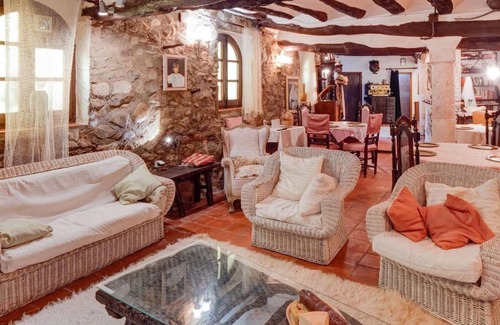 Tolva Casa | Rustic Holiday Home in Tolva near Mont Rebei Lake
