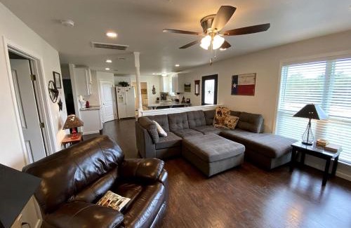 San Marcos Casa | Rustic Ideal Cottage with Private Garden and Fire Pit in San Marcos, Texas