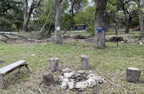 San Marcos Casa | Rustic Ideal Cottage with Private Garden and Fire Pit in San Marcos, Texas