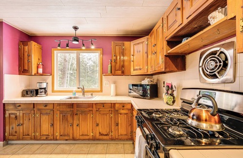 Intervale Cabaña | Rustic Intervale Hideaway w/ Deck & Wooded Views!