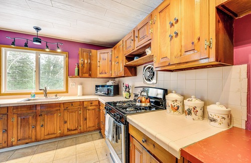 Intervale Cabaña | Rustic Intervale Hideaway w/ Deck & Wooded Views!
