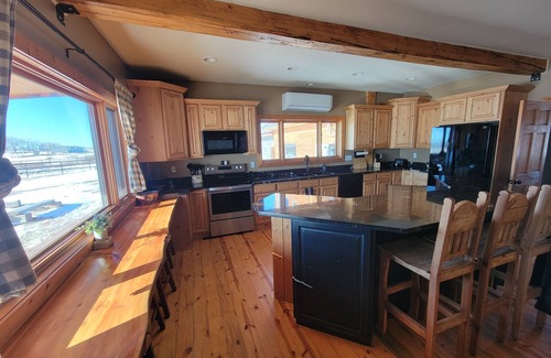 Riverton Cabina | Rustic Knotty Pine Lodge with views!