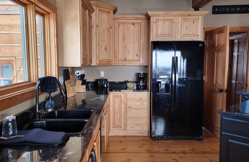 Riverton Cabina | Rustic Knotty Pine Lodge with views!
