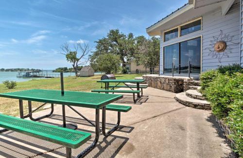 Tow Casa | Rustic Lake Buchanan Hideaway with Game Room and Grill