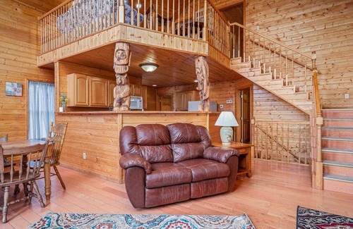 Byrdstown Cabina | Rustic Lake Cabin with hot tub near three marinas!