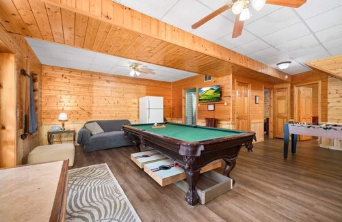 Byrdstown Cabina | Rustic Lake Cabin with hot tub near three marinas!