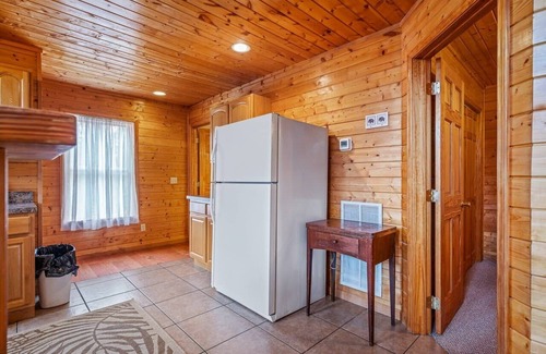 Byrdstown Cabina | Rustic Lake Cabin with hot tub near three marinas!