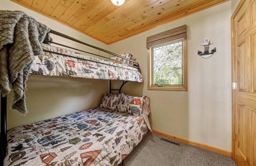 Faribault Cabina | Rustic Lake Escape at Two Oaks Cabin -Roberds Lake