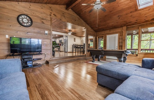 Sevierville Cabina | Rustic Lakefront Cabin near Smokies w/ Hot Tub, Firepit, Pool Table + Views!