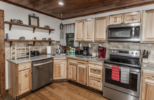 Sevierville Cabina | Rustic Lakefront Cabin near Smokies w/ Hot Tub, Firepit, Pool Table + Views!