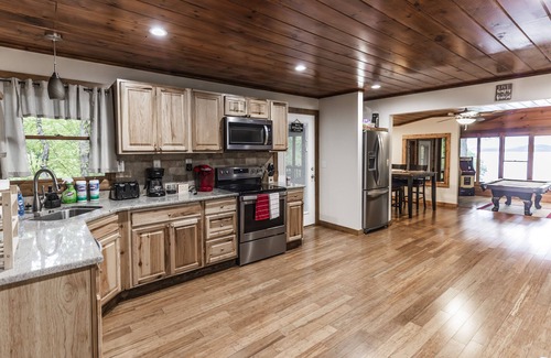 Sevierville Cabina | Rustic Lakefront Cabin near Smokies w/ Hot Tub, Firepit, Pool Table + Views!