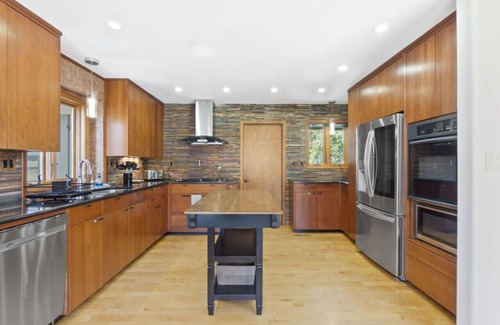 Troutman Casa | Rustic Lakefront home with winery, state park, and more nearby! A perfect fall getaway!