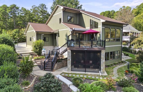 Troutman Casa | Rustic Lakefront home with winery, state park, and more nearby! A perfect fall getaway!