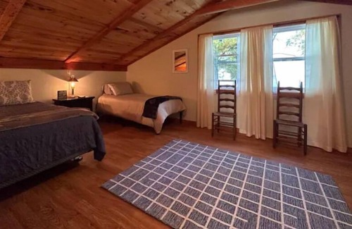 Alburg Casa | Rustic Lakefront Oasis