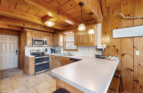 Flat Hollow Marina Cabina | Rustic lakefront retreat with a hot tub, double-deck dock, firepit, grill & deck