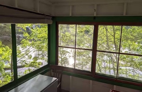 Raymond Cabaña | Rustic Lakefront Stay with Panoramic Views and Shared Water Access