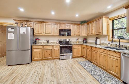 Pinetop-Lakeside Casa | Rustic Lakeside Cabin on 3 Acres with Nature Views!