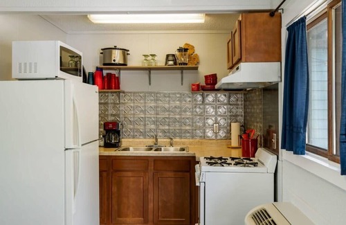 Mayfield Apartamento | Rustic lakeside condo with balcony