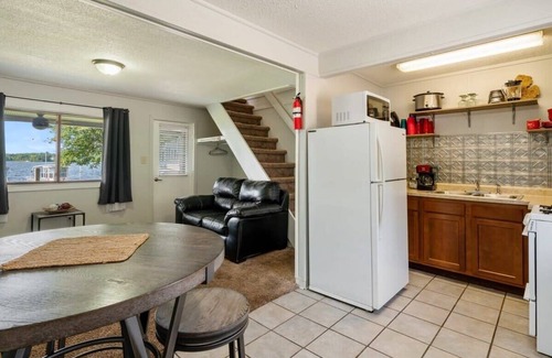 Mayfield Apartamento | Rustic lakeside condo with balcony