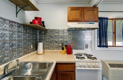Mayfield Apartamento | Rustic lakeside condo with balcony