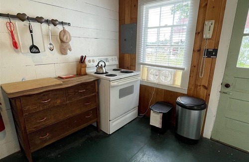 North Sebago Cabaña | RUSTIC LAKESIDE COTTAGE. LARGE SANDY BEACH